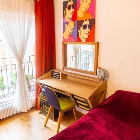 11th Arrondissement Urban Apartment *